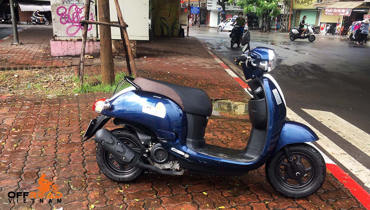 Blue 50cc automatic scooter for sale in Hanoi, year 2019. From right.