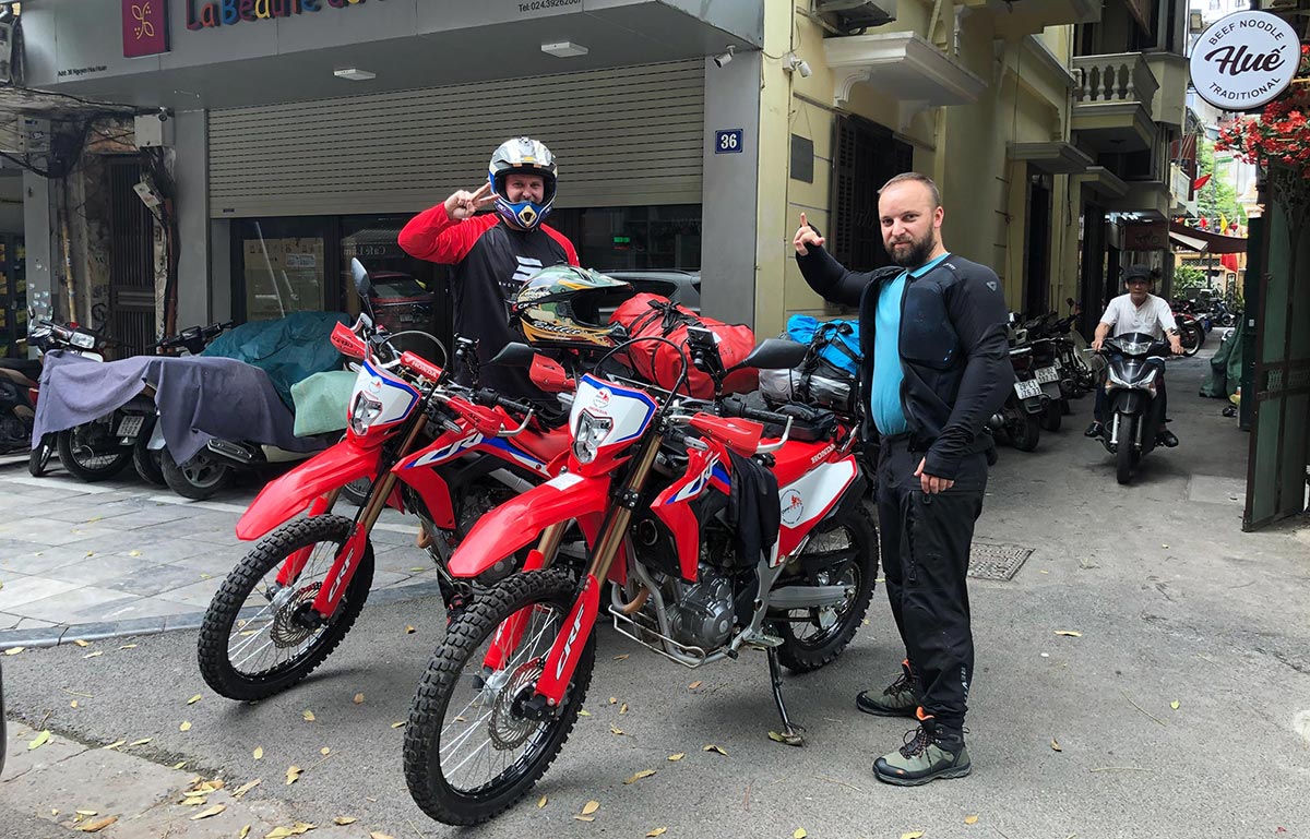 Offroad Vietnam Dirt Bike Rental - 2021/22 Honda CRF300L 286cc Red & White, front disc brake, back drum brake. Collecting at our Hanoi office.