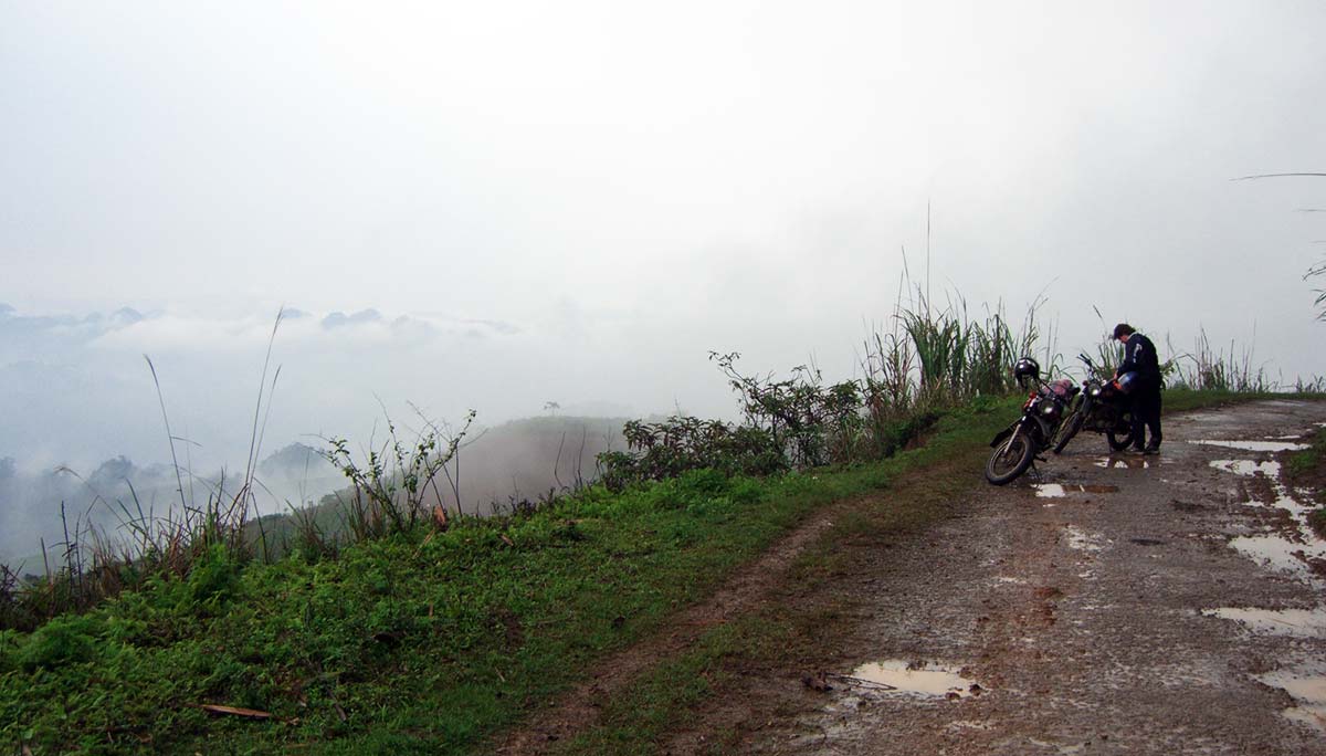 Offroad Vietnam Motorbike Adventures - Russian Chainsaws, Vietnam Biking Report. Riding on a misty day.
