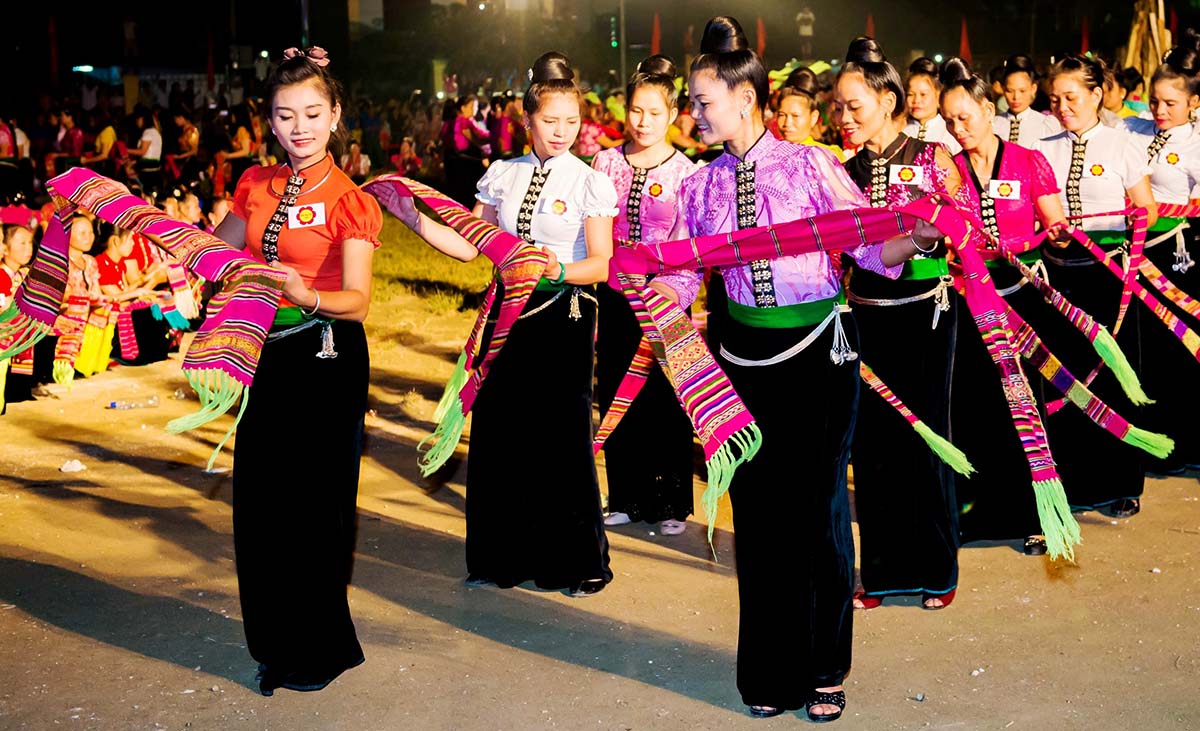 54 Groups: Thai People Of Vietnam - Offroad Vietnam Tours